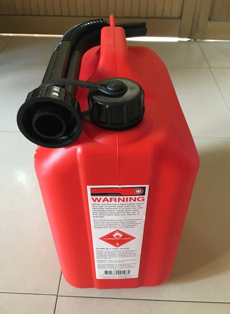 Can nhựa nhiên liệu màu đỏ gia công, nắp đen có dây, kèm vòi rót gấp khúc